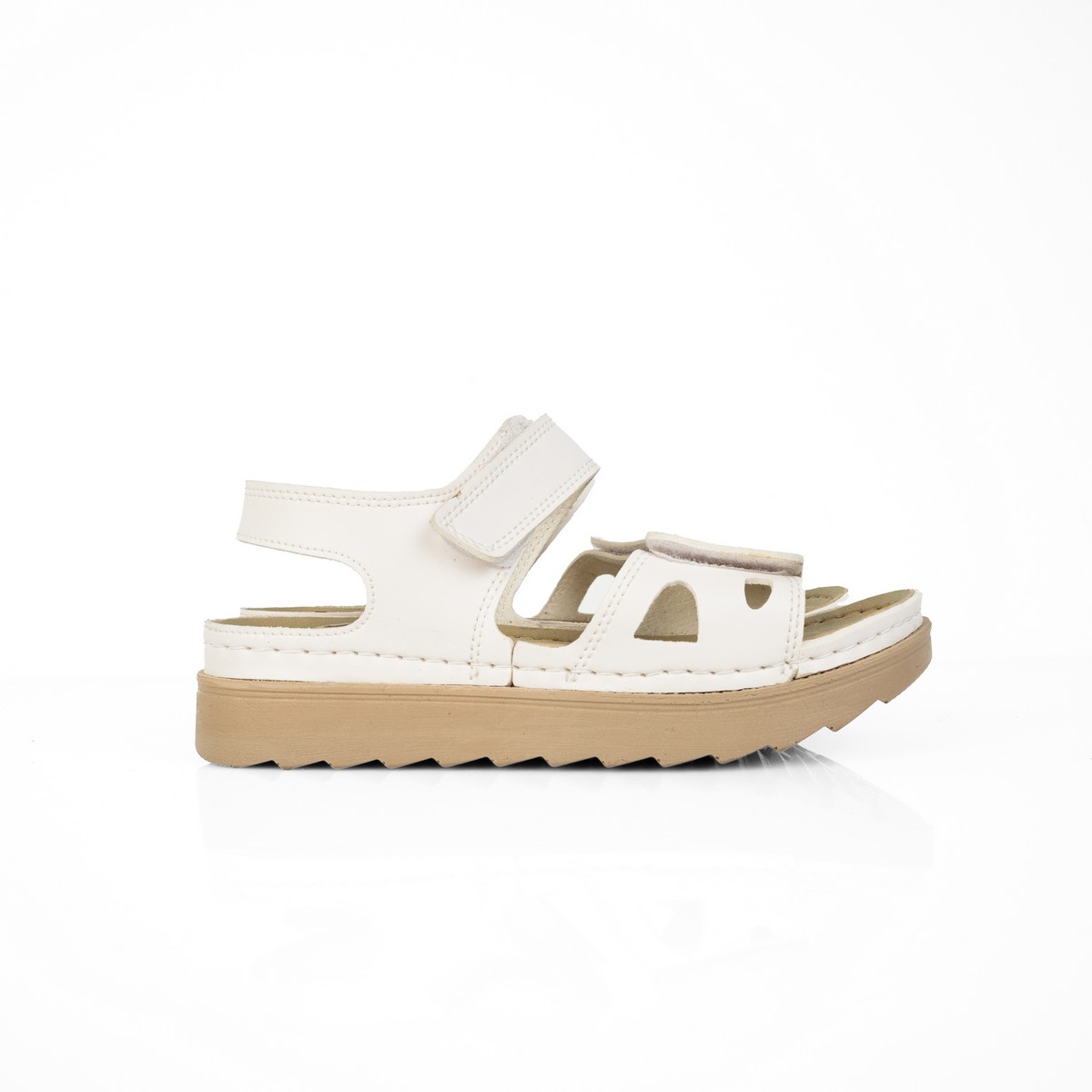  صندل حريمي جلد تركي مستورد لون أبيض بفرش طبي ونعل بلوتان طبي بارتفاع 3 سم